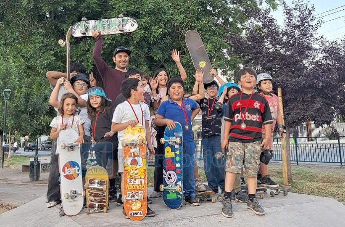 El presidente de la agrupación ‘SanFe Skate’, Ralph Basualdo, junto a niños y niñas aprendices del skateboarding.