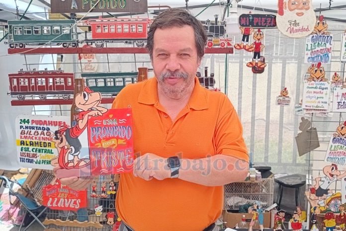 Ricardo sostiene en sus manos una de las figuras del icónico ‘Condorito’.