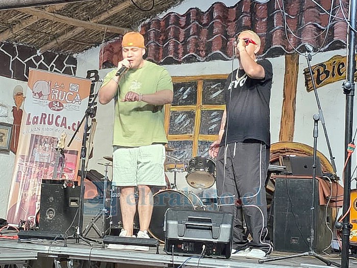 Eyci and Cody durante su presentación en el Festiva La Voz del Valle, Newen Aconcagua.