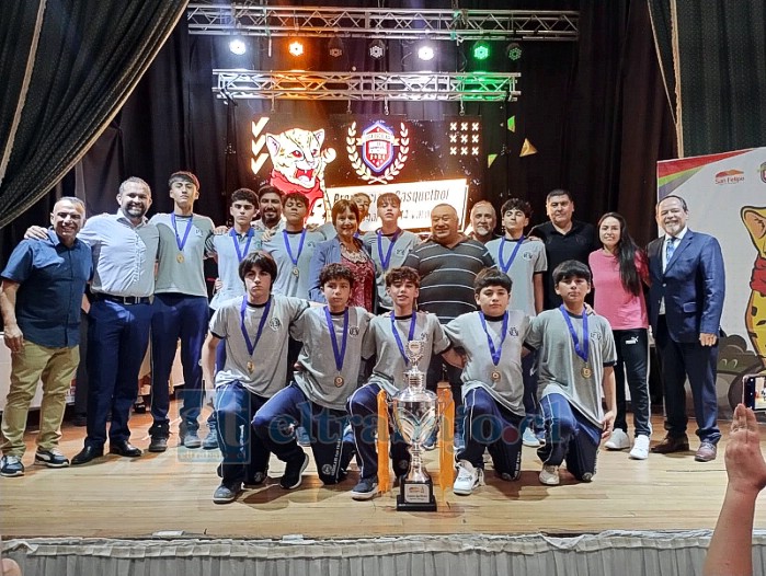 El equipo SUb 14 varones del Colegio Greenland, en la ceremonia de finalización de la Liga Escolar 'Orgullo de Aconcagua'. 