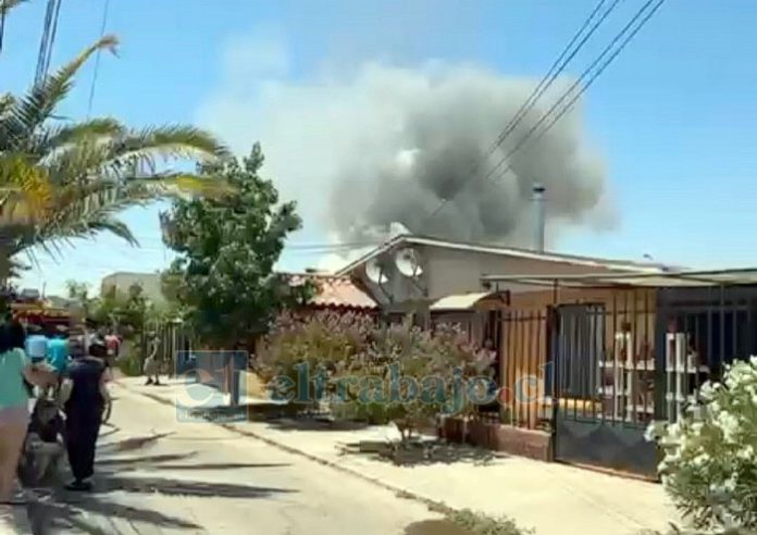 Incendio afectó al menos dos viviendas en la Villa El Canelo.