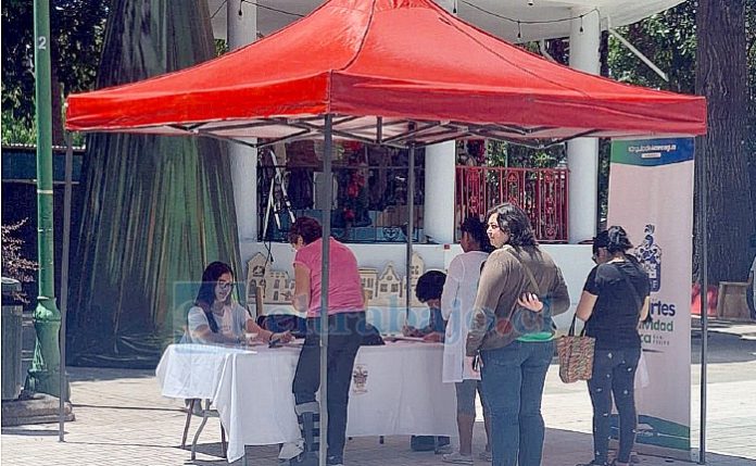 En la plaza de armas se están realizando las inscripciones para los cursos de natación 2025.