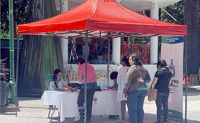 En la plaza de armas se están realizando las inscripciones para los cursos de natación 2025. 