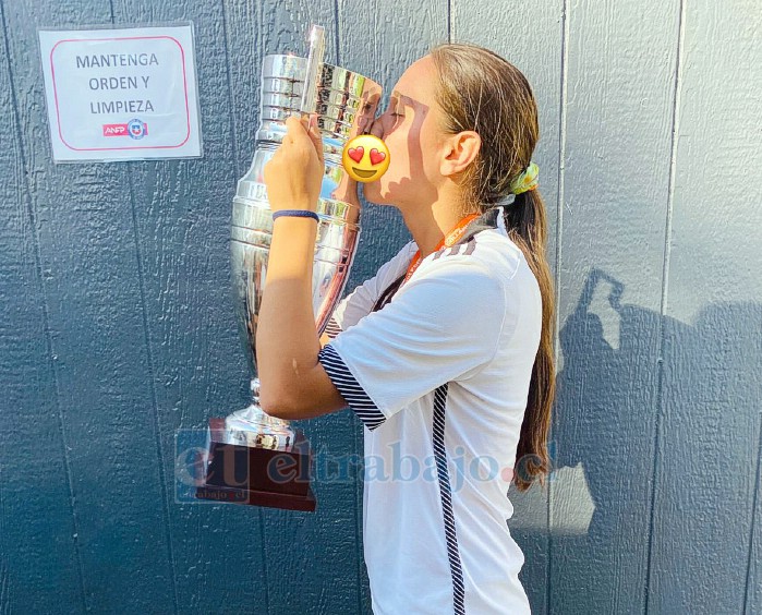 Besando la copa.