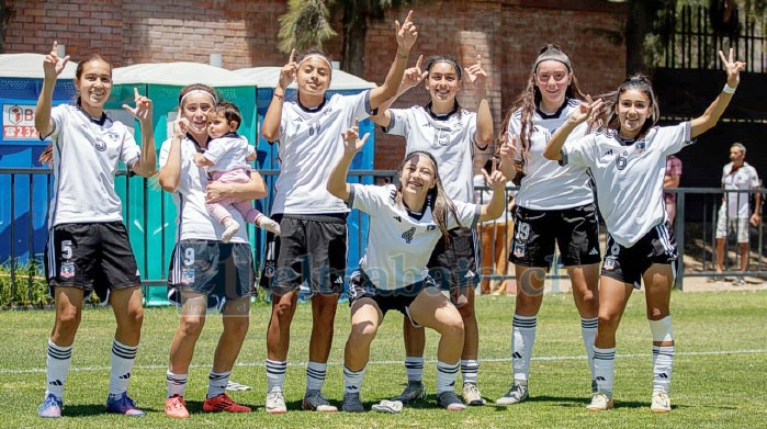 Celebrando con sus compañeras, en la foto la primera de izquierda a derecha con el número 5.