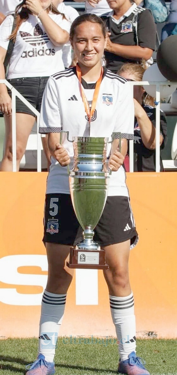 Acá posa con la Copa de Campeonas.