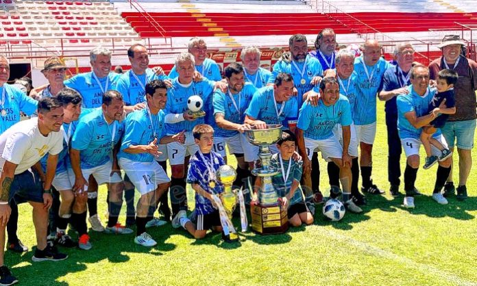 El monarca de la Lidesafa posa con el trofeo reservado al campeón.