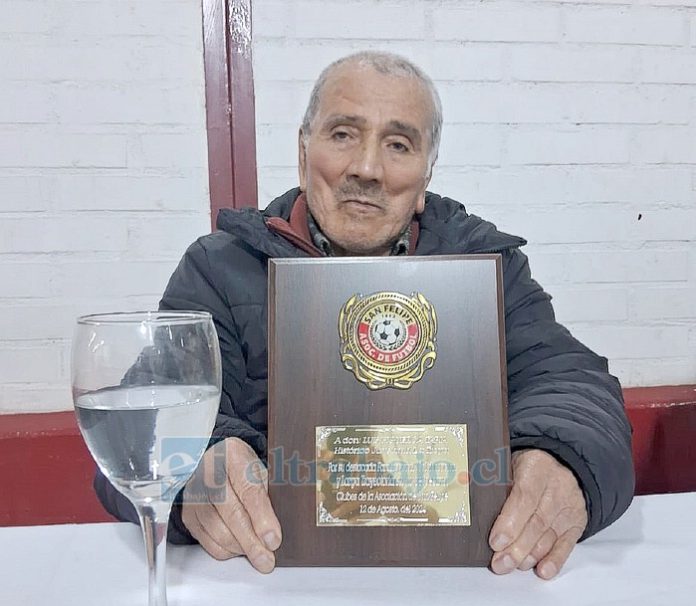 Don Luis Del Carmen en un homenaje que recientemente le hizo Juventud La Troya.