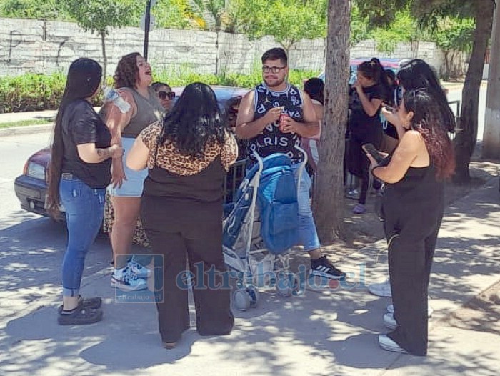 Apoderados reuniéndose afuera del colegio.