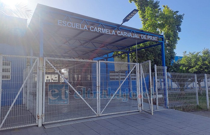 Frontis de la Escuela Carmela Carvajal de Prat en Curimón.