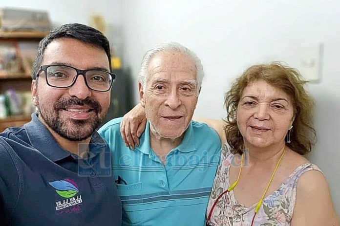 Alcalde Edgardo González junto a sus padres, víctimas de la delincuencia en Llay Llay.