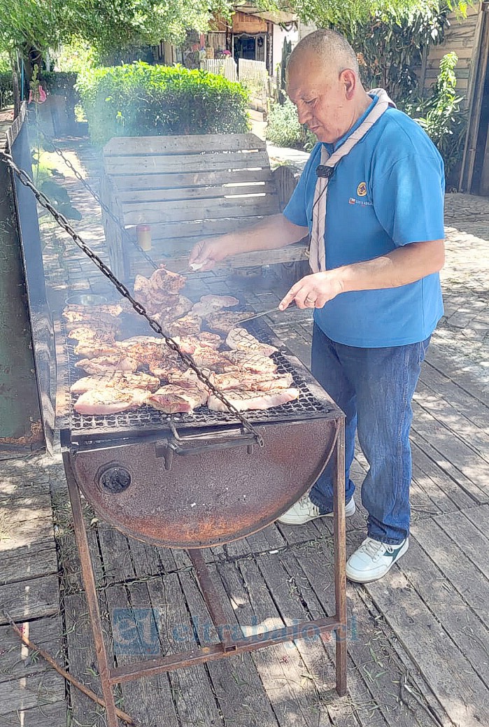 Manuel Machuca Céspedes, Scter I.M.4M, diputado de campo y fundador y presidente de la Corporación Scouts Ashanti Chile, realizando el asado.