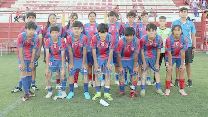 En la foto, la Sub 13 de Futuros Cracks de Catemu, conformada por varones y damas.