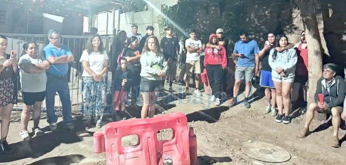 Vecinos participan de una reunión en el lugar.