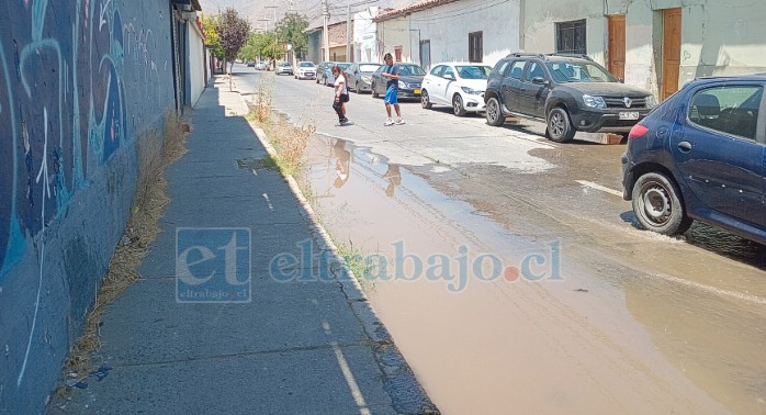 Personas teniendo que caminar por Cajales para poder cruzar, debido al agua.