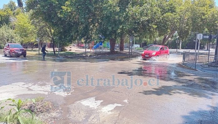 Agua corriendo por la calle en Avenida O’Higgins con Padre Hurtado.