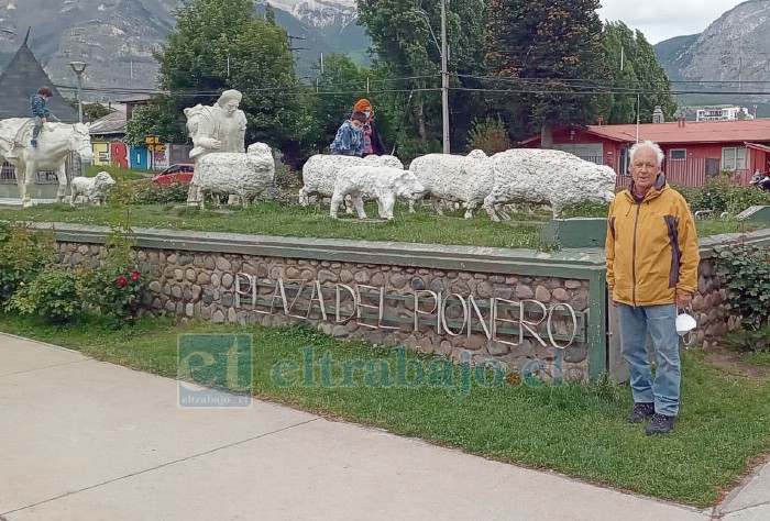 Posando junto a Plaza del Pionero en Coyhaique.