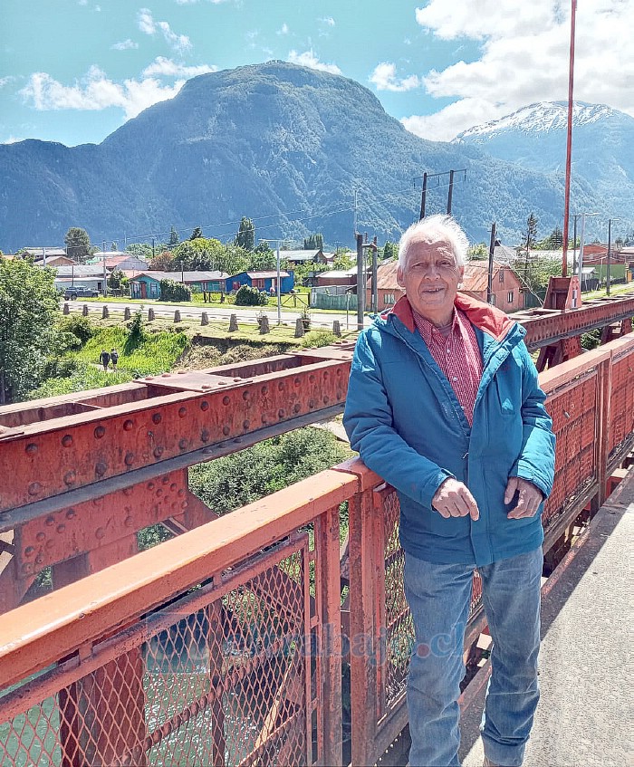 René Sobre uno de los tantos puentes en el sur.