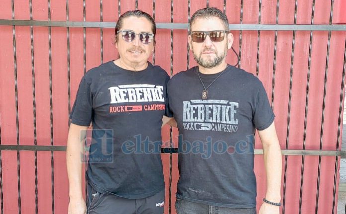 El vocalista Luis Gajardo junto al baterista Cristian Navarro, integrantes de Rebenke.