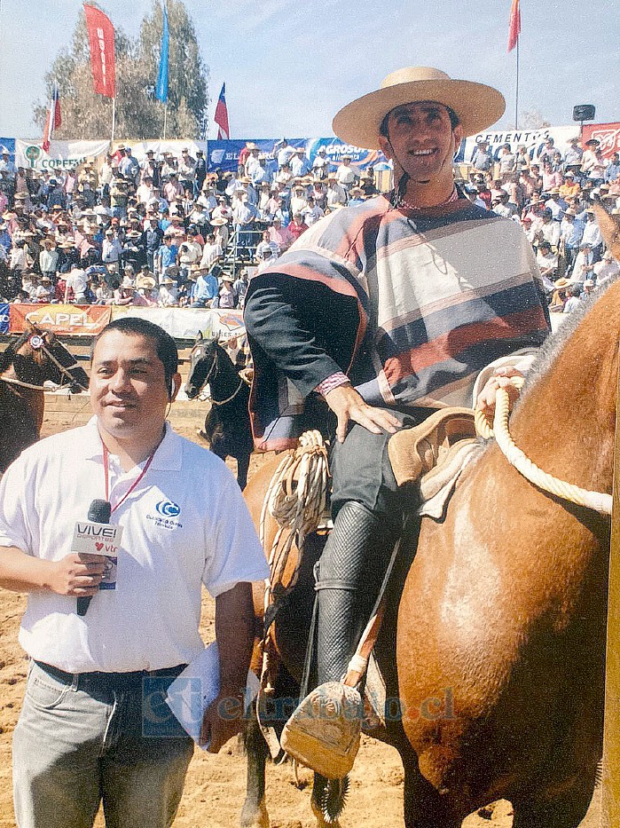 Sus inicios reporteando en cancha, junto al jinete y su caballo.