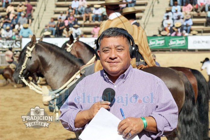 Acá con micrófono en mano en el rodeo más importante de Chile como es el Champion, en Rancagua junto al jinete y su caballo.