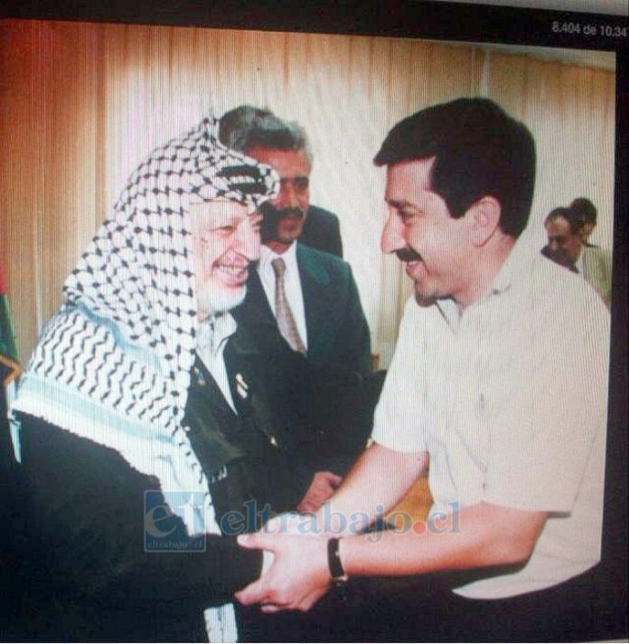 El Doctor Alejandro Lolas junto al líder (QEPD) de la OLP, Yaser Arafat.