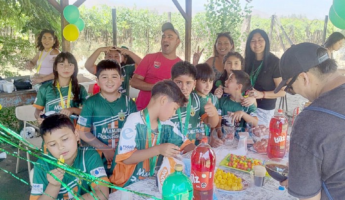 Equipo de la Tercera Infantil, campeona de la segunda rueda, celebrando su nueva conquista.