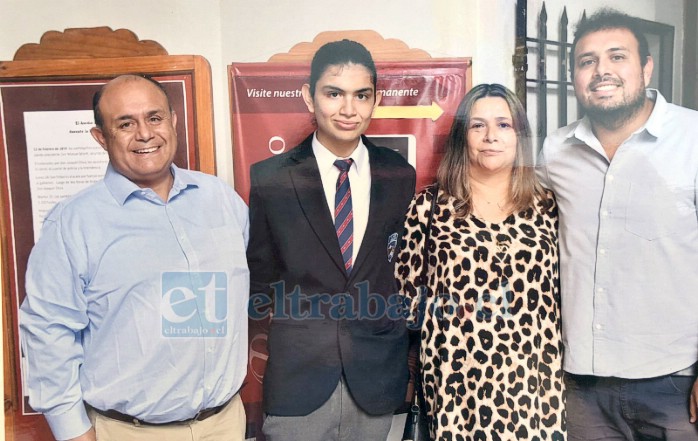 Martín de uniforme, junto a su padre Iván Herrera, su madre Pamela Montenegro y su hermano Iván Herrera.