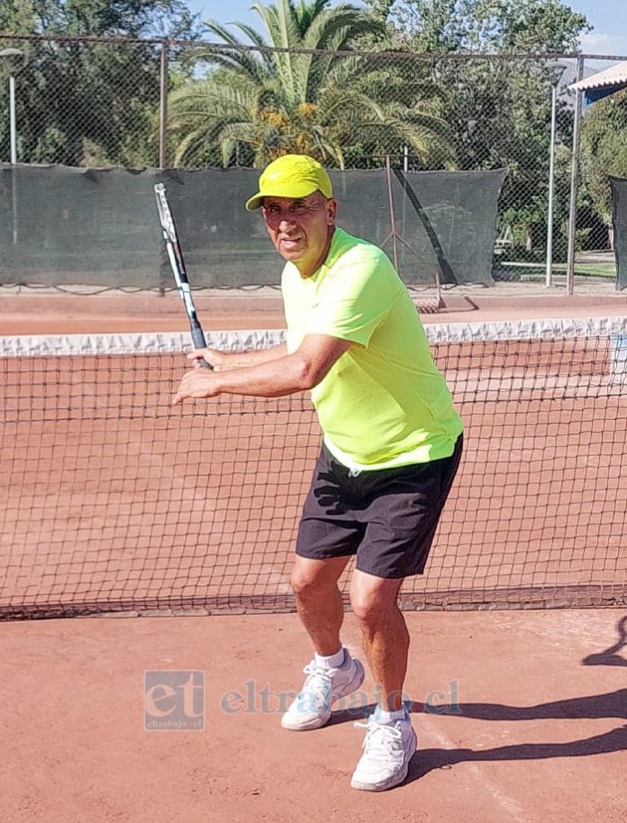 El profesor Jaime Rojas Toro. Su estudiante Juan Pablo Vera Sandoval, destacó su compromiso y vocación al reconocer públicamente su labor en el taller municipal de tenis.