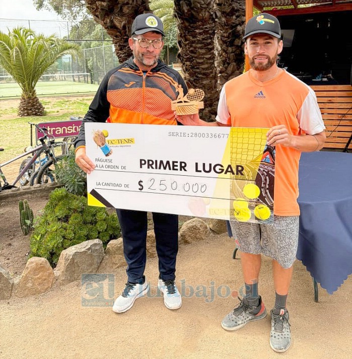 Juan Sandoval Díaz a la izquierda, junto a Poul Sandoval, entrenador que logró coronarse campeón en el torneo abierto de Papudo.