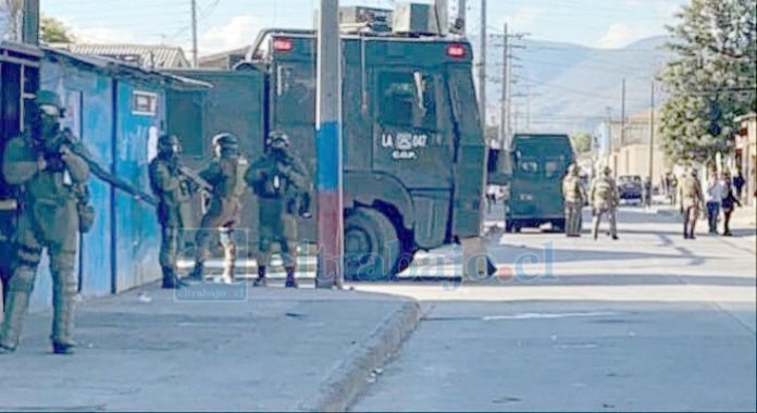 Grupo de más de 30 delincuentes intentaron ingresar por la fuerza a recinto de la Conservera San Clemente. Carabineros logró controlar la situación. (Imagen referencial).