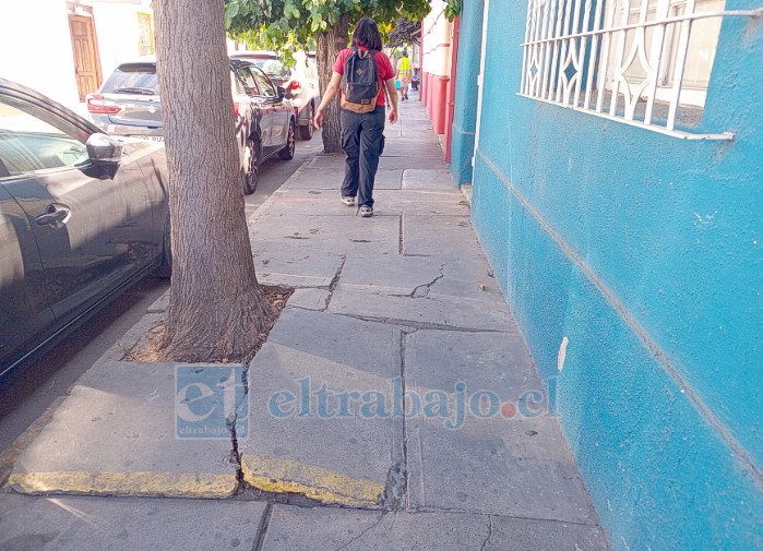 Esta vereda es un clásico de las que están en malas condiciones, ubicada en calle Coimas, donde cada día fin de semana llegan personas a degustar de la rica comida que ofrecen los restaurantes de esa arteria.