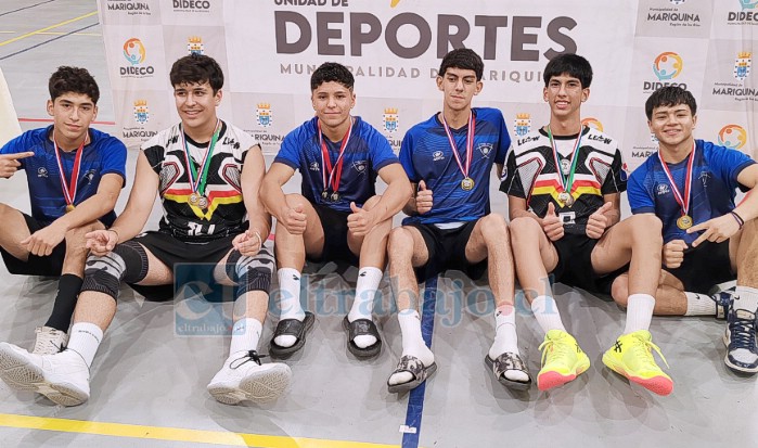 Acá los cuatro jugadores del Club Unión Volley de San Felipe, premiados. Se pueden distinguir por su camiseta azul. Mejor libero: Ihan Cortes (San Felipe), Mejor Jugador: Francisco Tapia (San Felipe), Mejor Bloqueo: Nicolás Alegría (San Felipe), Mejor Armador: Benjamín Bonacic-Doric (San Felipe).