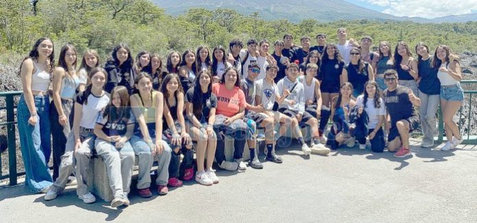 La delegación del club Unión Volley disfrutando en la ciudad de Puerto Varas.