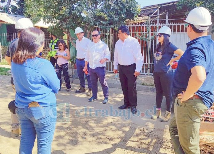 El alcalde Claudio Zurita Ibarra, conversando con vecinos y representantes de la empresa.