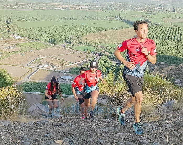 Los corredores realizando el reconocimiento del circuito.