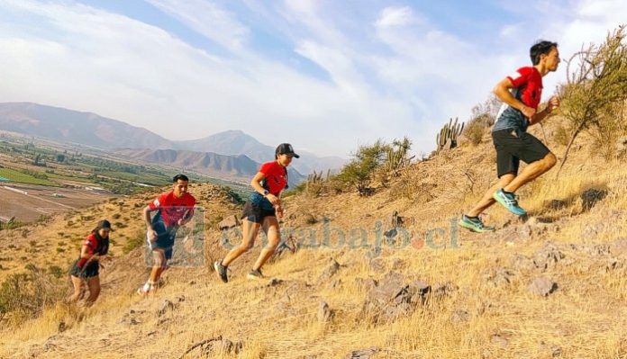 Los runners subiendo el cerro, parte de esta carrera.