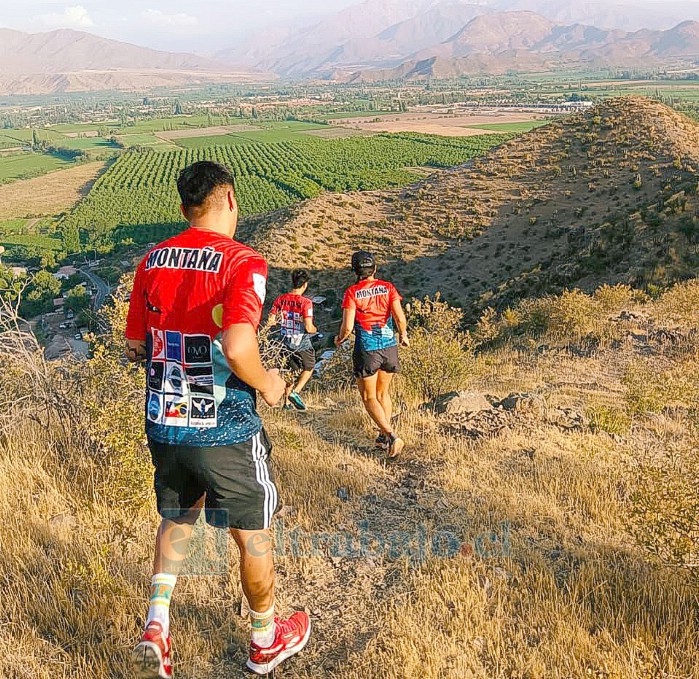 Los competidores bajando por donde se llevará a cabo este Trail Running.