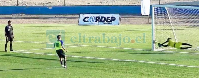 Momento exacto en que el arquero Cristóbal Moya contiene un penal en la definición contra Maipú.