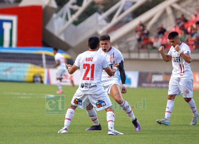 Diego González festeja con Matias Ruiz el gol del Uní Uní.