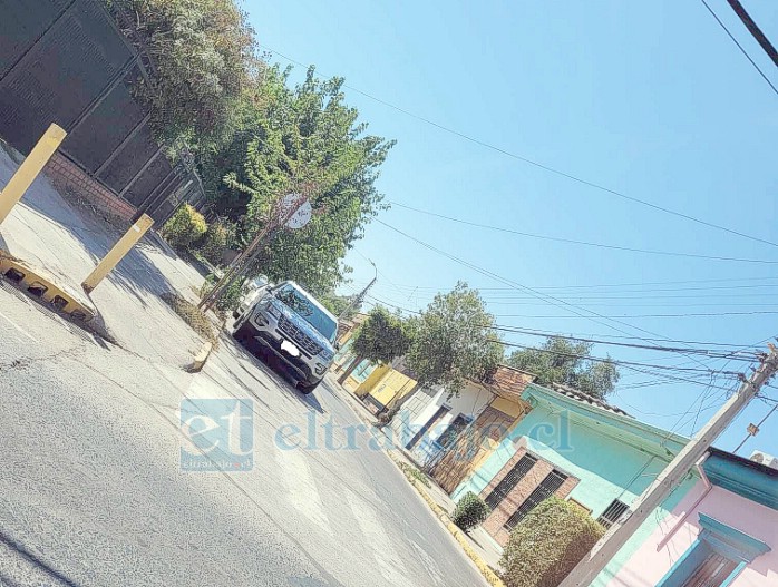 La foto enviada donde se muestra un vehículo estacionado al costado derecho. Lo que propone el conductor es que se estacionen al frente, y de esa manera se podrían evitar accidentes de tránsito.