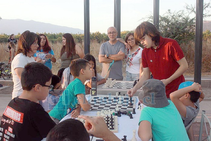 Uno de los jugadores haciendo una jugada mientras los demás observan atentos.