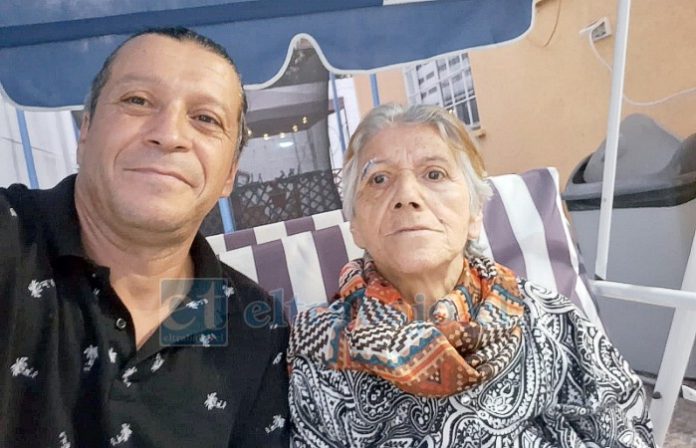 Guillermo Meza junto a su madre, Elba Julia Galdames Ibaceta.