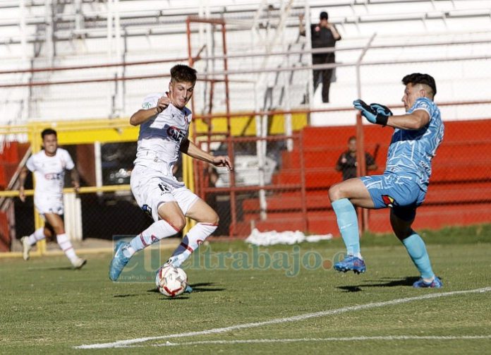 A los 38’ Martin Cárcamo venció la resistencia del arquero Eduardo Miranda. (Foto: Jaime Gómez Corales).