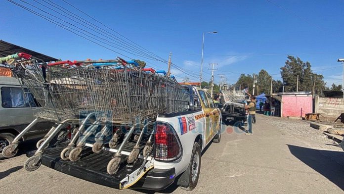 En la Toma de San Felipe recuperan numerosos carros robados a supermercados.