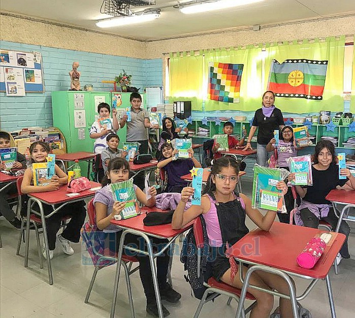 Estudiantes en La Higuera junto a útiles recolectados tras campaña de las ‘Chicas de Calipso’.