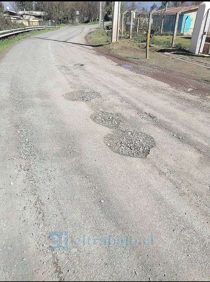 Acá se pueden apreciar hoyos en la calle, un problema sin resolver en San Rafael.