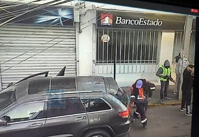 Momento en que los delincuentes roban el Banco Estado de Putaendo. 