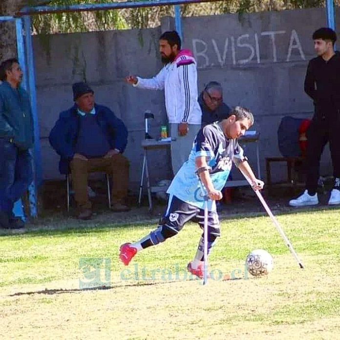 José Miguel avanza con la pelota apoyado en sus dos muletas.