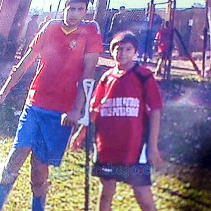 Posando con una camiseta de fútbol, que ha sido su pasión.